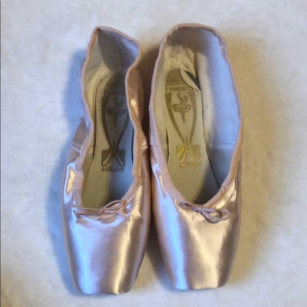 NWT Freed of London pointer shoes, maker bell